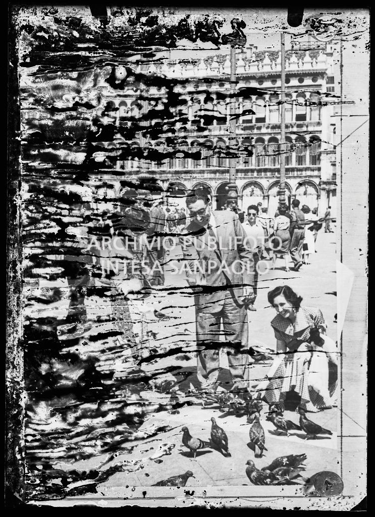 La regina della Libia Fatimah el-Sharif (a sinistra) dà del mangime ai piccioni di piazza San Marco a Venezia<br>221972