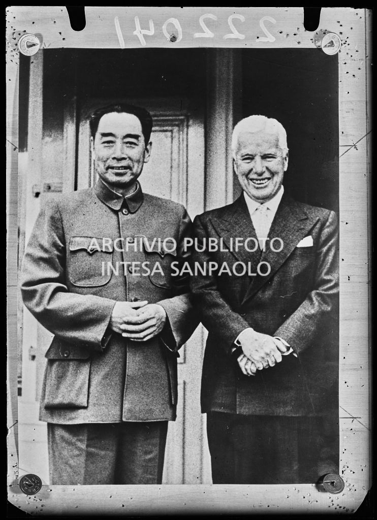 Il Primo Ministro cinese Chou En-lai (Zhou Enlai) in compagnia l'attore Charlie Chaplin a Ginevra<br>222041