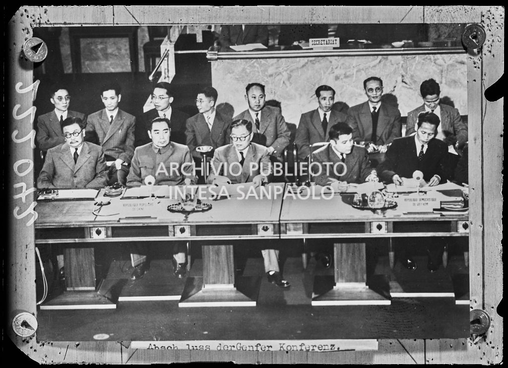 Firma del trattato di armistizio della guerra in Indocina. Presenti il Primo Ministro cinese Chou En-lai (Zhou Enlai, secondo da sinistra) e il Ministro degli esteri e capo della delegazione del Vietnam Pham Van Dong (primo da destra)<br>222042