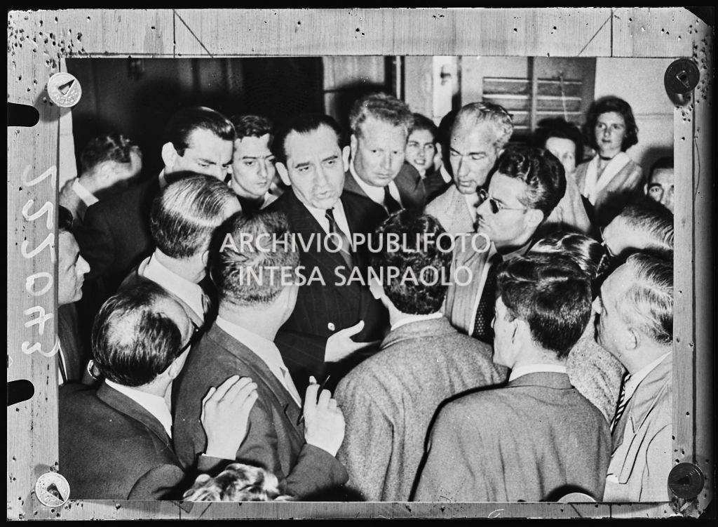 Il Primo Ministro francese Pierre Mendès France acclamato dopo la firma dell'armistizio della guerra in Indocina<br>222043