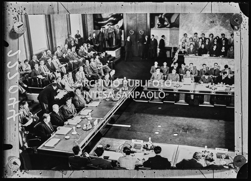 Veduta della sala nel palazzo delle Nazioni Unite a Ginevra in occasione dell'armistizio della guerra in Indocina. Visibili di spalle la delegazione della Cambogia e degli Stati Uniti, a sinistra della Russia e dell'Inghilterra ed un alto della Cina con il Primo Ministro cinese Chou En-lai (Zhou Enlai, secondo da sinistra) e del Vietnam con il Ministro degli esteri e capo della delegazione del Vietnam Pham Van Dong (primo da destra)<br>222044