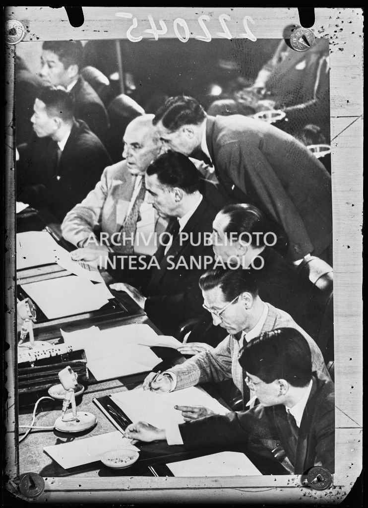 La delegazione francese con il Primo Ministro Pierre Mendes France (terzo dal basso) e l'ambasciatore francese a Berna Monsieur Jean Chauvel nel palazzo delle Nazioni Unite a Ginevra in occasione dell'armistizio della guerra in Indocina<br>222045