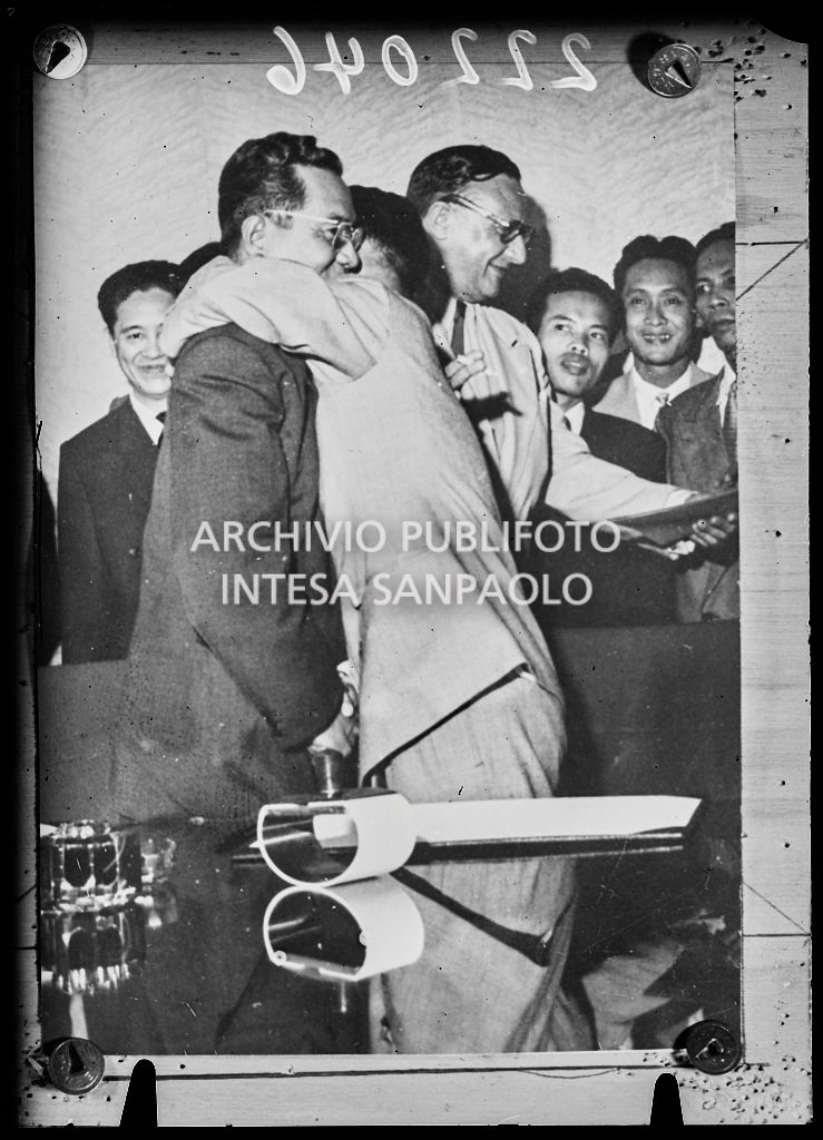 Abbraccio tra il generale Nhiek Tioulong (a sinistra), rappresentante della Cambogia, e il Ministro della difesa del Vietnam Ta Quang Buu (a destra) dopo la firma dell'armistizio della guerra in Indocina nella sede delle Nazioni Unite a Ginevra<br>222046