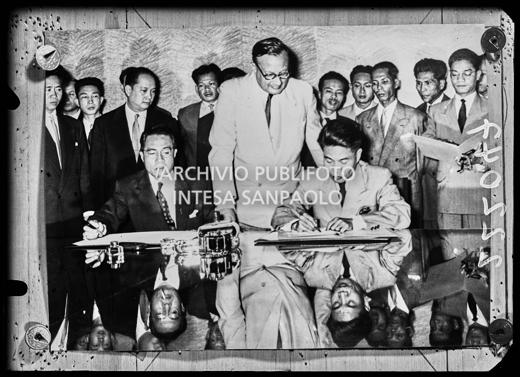 Il generale Nhiek Tioulong (a sinistra), rappresentante della Cambogia, e il Ministro della difesa del Vietnam Ta Quang Buu (a destra) firmano l'armistizio della guerra in Indocina nella sede delle Nazioni Unite a Ginevra<br>222047