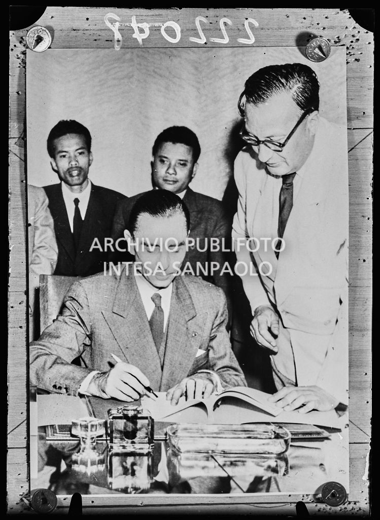 Il generale francese Henri Deltheil firma il documento dell'armistizio della guerra in Indocina nella sede delle Nazioni Unite a Ginevra<br>222048