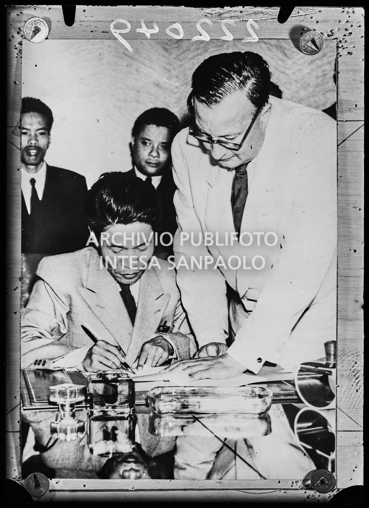 Il Ministro della difesa del Vietnam Ta Quang Buu firma l'armistizio della guerra in Indocina nella sede delle Nazioni Unite a Ginevra<br>222049