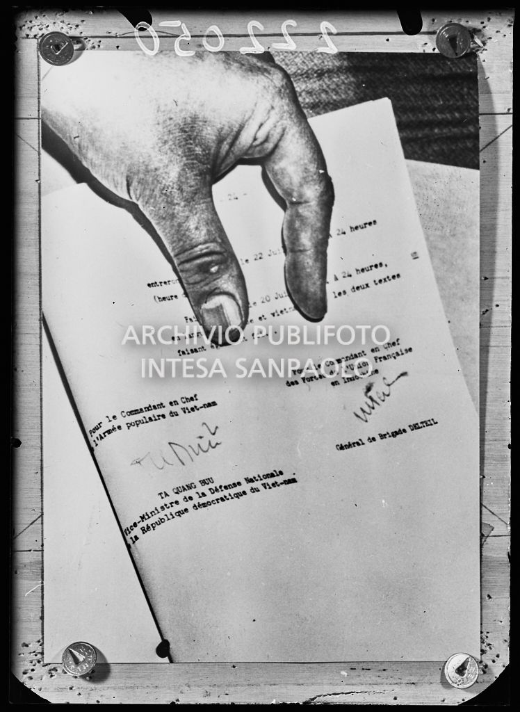 L'armistizio della guerra in Indocina firmato dal Ministro della difesa del Vietnam Ta Huang Buu e dal generale francese Henri Deltheil<br>222050