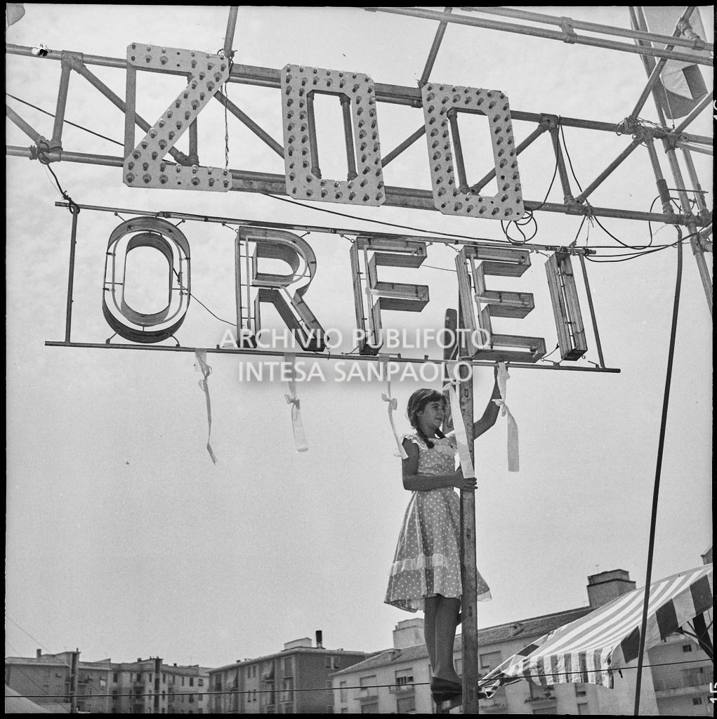 Una ragazza appende cinque nastri all'insegna dello Zoo Orfei per la nascita di altrettanti cuccioli di leone<br>222060