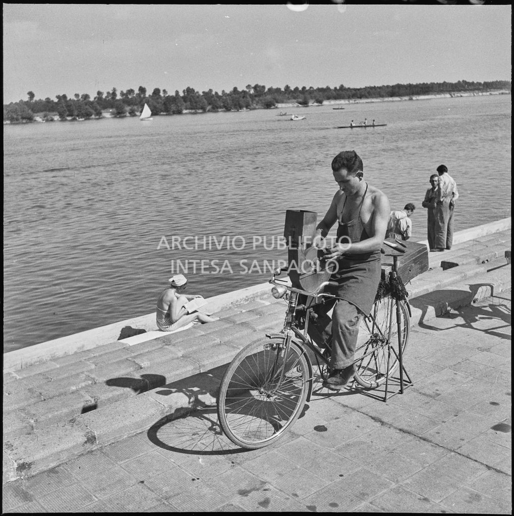 Arrotino, con bicicletta modificata per l'azionamento della molatrice, sulle rive dell'Idroscalo di Milano<br>222072