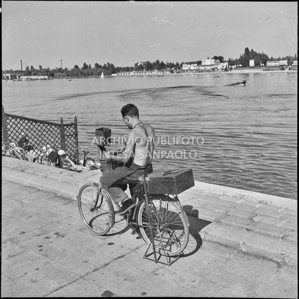 Arrotino, con bicicletta modificata per l'azionamento della molatrice, sulle rive dell'Idroscalo di Milano<br>222073