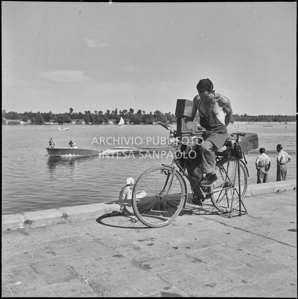 Arrotino, con bicicletta modificata per l'azionamento della molatrice, sulle rive dell'Idroscalo di Milano<br>222075