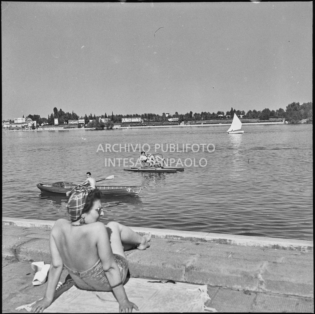 Bagnanti all'Idroscalo di Milano<br>222076