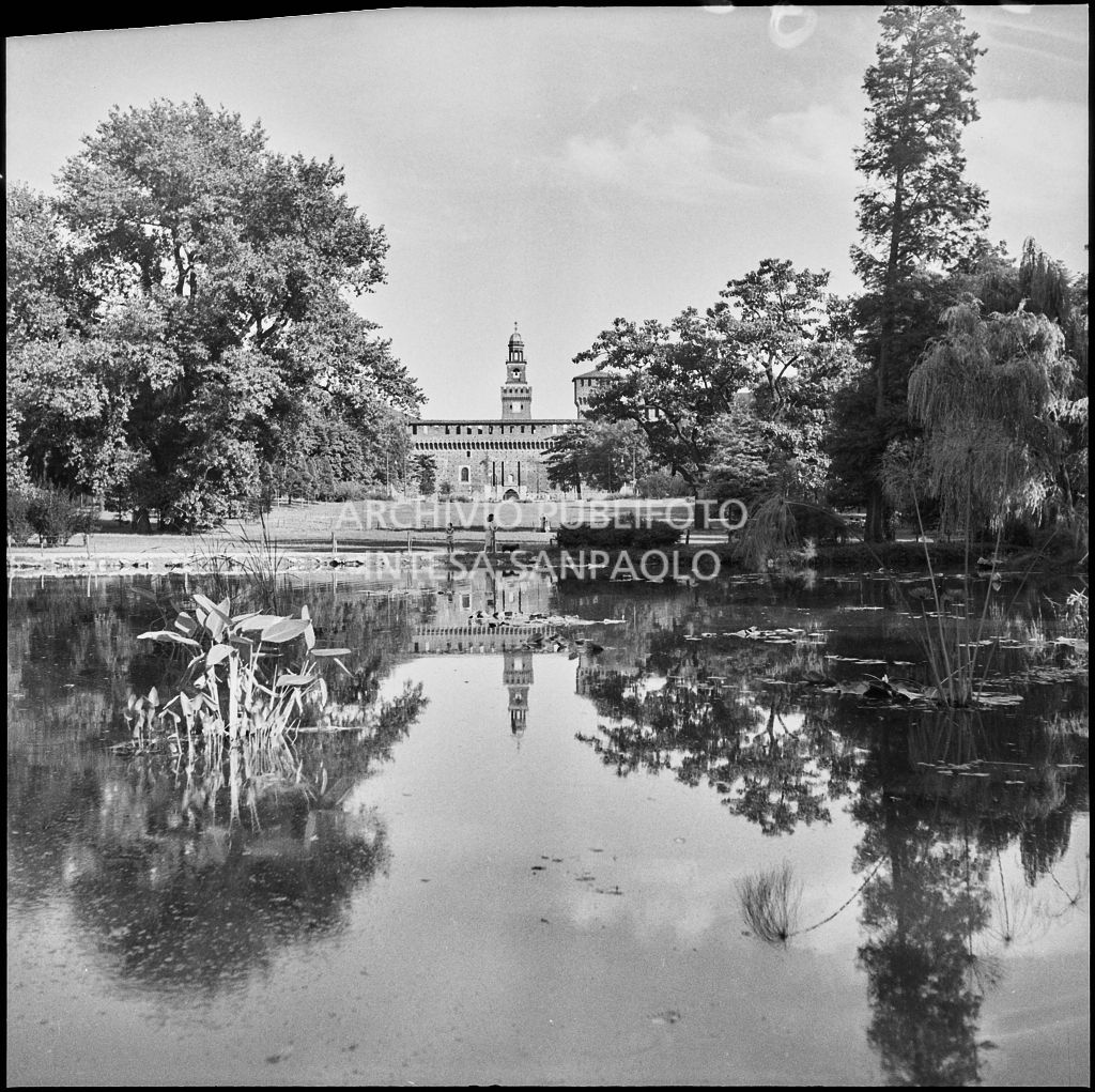 Vista sul Castello sforzesco di Milano dal Parco Sempione<br>222080