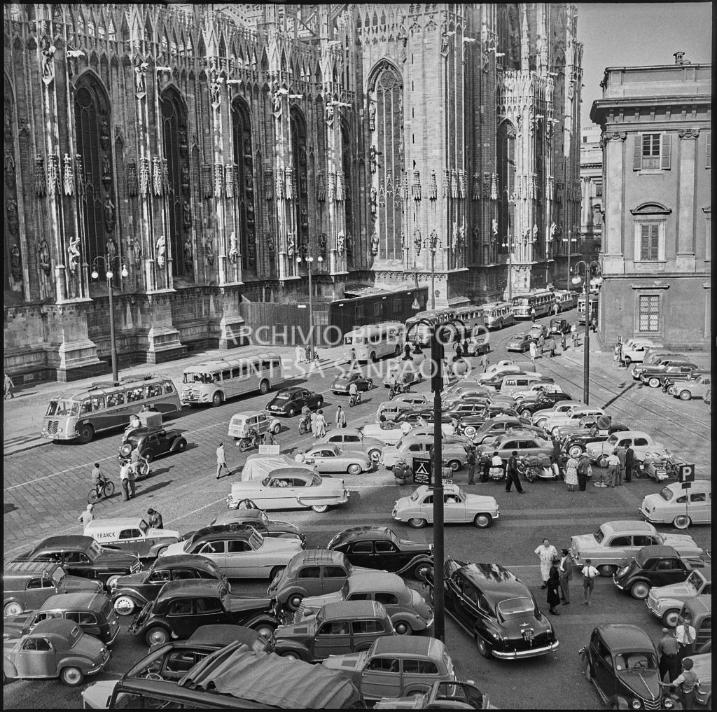 Automobili parcheggiate in piazzetta Reale a Milano<br>222084