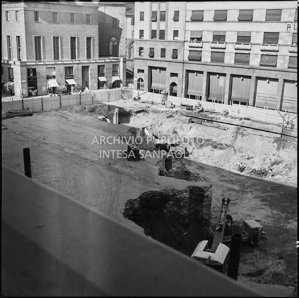 Lavori per la realizzazione del parcheggio sotterraneo di piazza Armando Diaz a Milano<br>222085