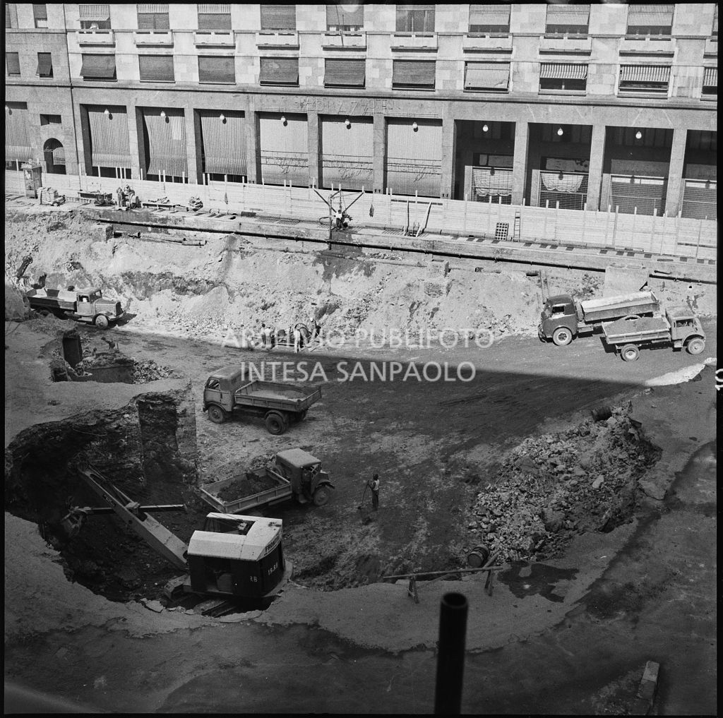 Lavori per la realizzazione del parcheggio sotterraneo di piazza Armando Diaz a Milano<br>222086
