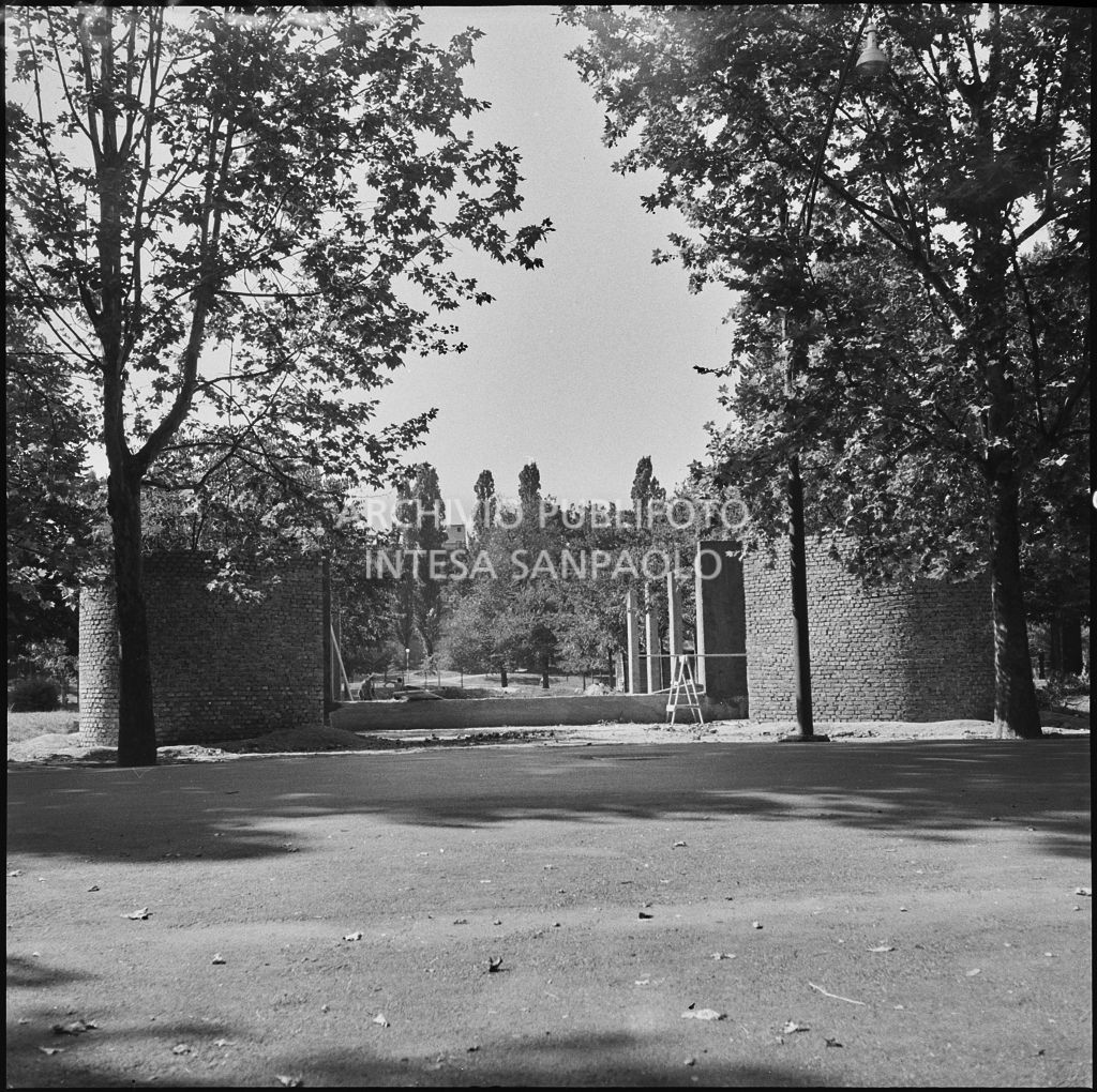 Costruzione di un muro in un parco a Milano<br>222088