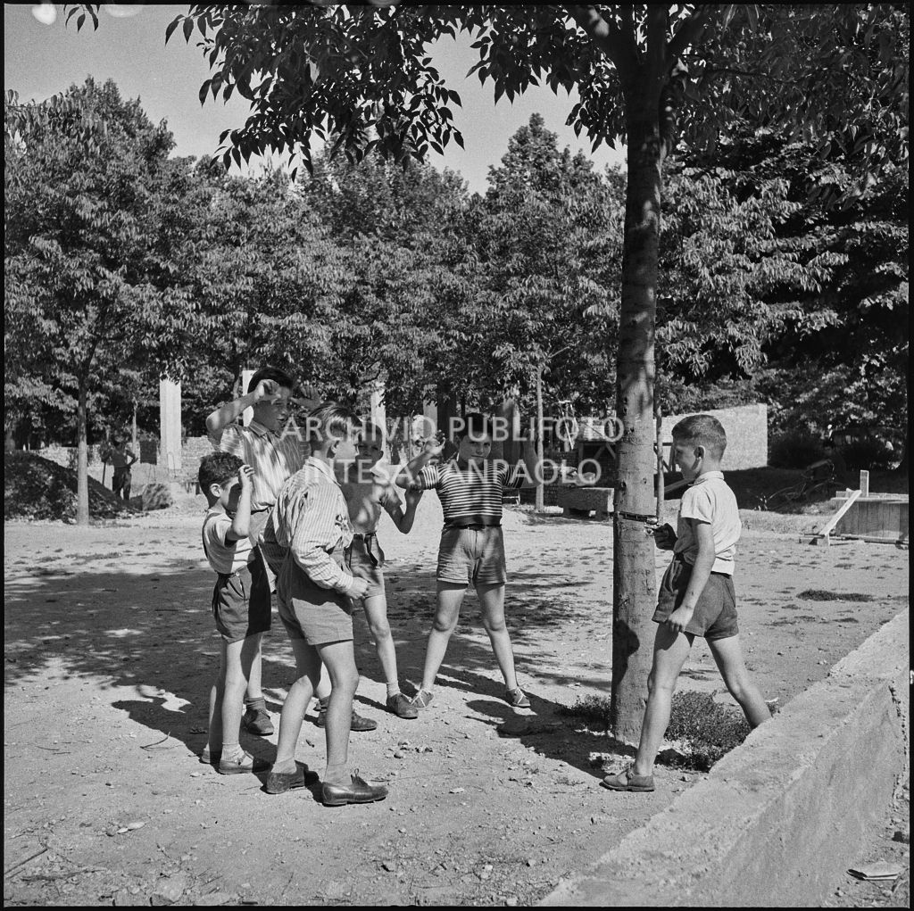 Alcuni bambini giocano con una pistola vicino a un cantiere in un parco a Milano<br>222089