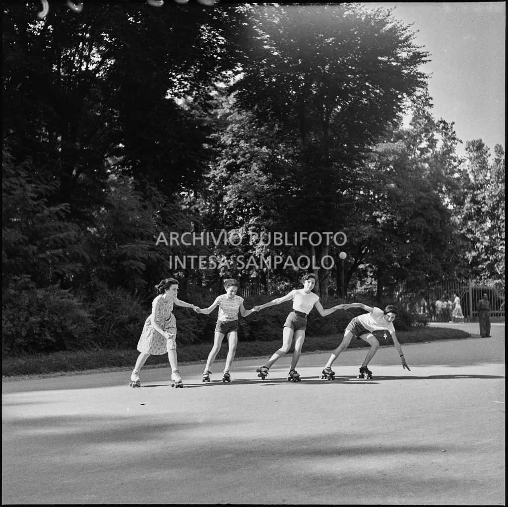 Ragazze sui pattini al Parco Sempione di Milano<br>222091