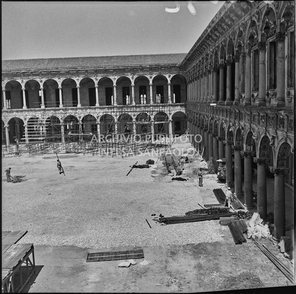 Lavori nel Cortile d'Onore dell'ex Ca' Granda di Milano<br>222092