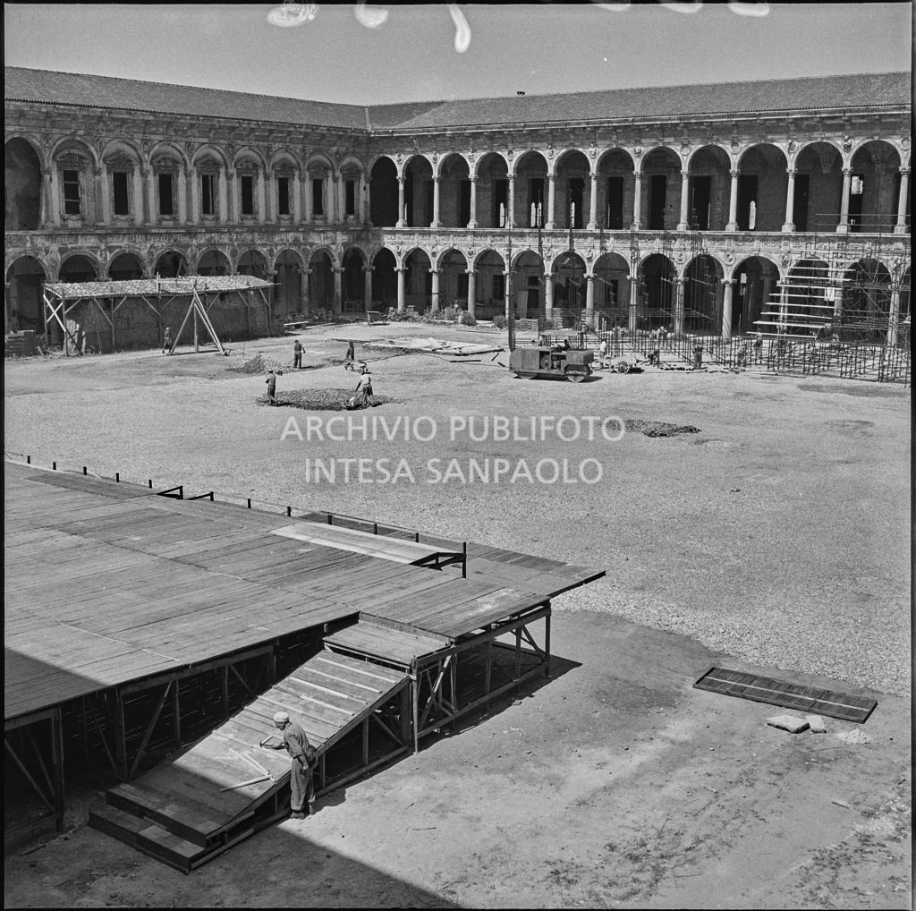 Lavori nel Cortile d'Onore dell'ex Ca' Granda di Milano<br>222093