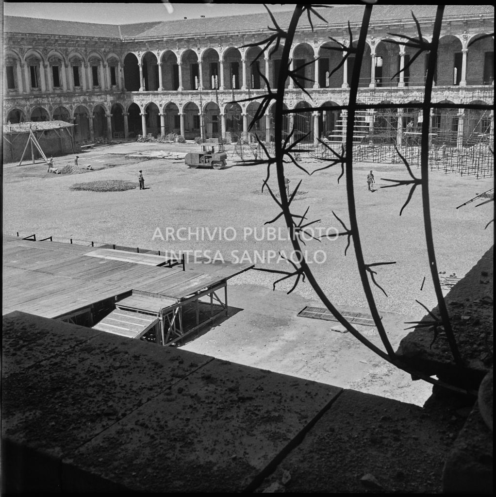 Lavori nel Cortile d'Onore dell'ex Ca' Granda di Milano<br>222094