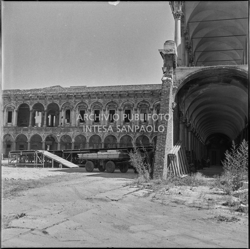 Lavori nel Cortile d'Onore dell'ex Ca' Granda di Milano<br>222095