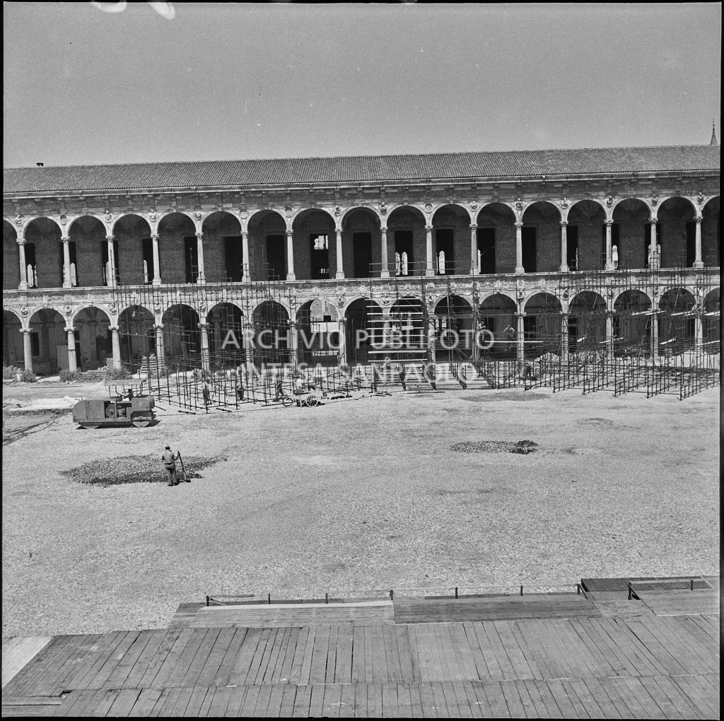 Lavori nel Cortile d'Onore dell'ex Ca' Granda di Milano<br>222096