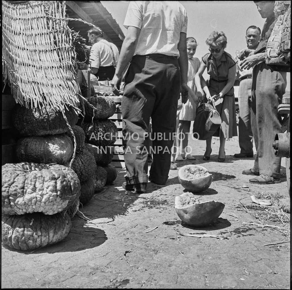 Un'anguria caduta al Verziere di Milano<br>222098