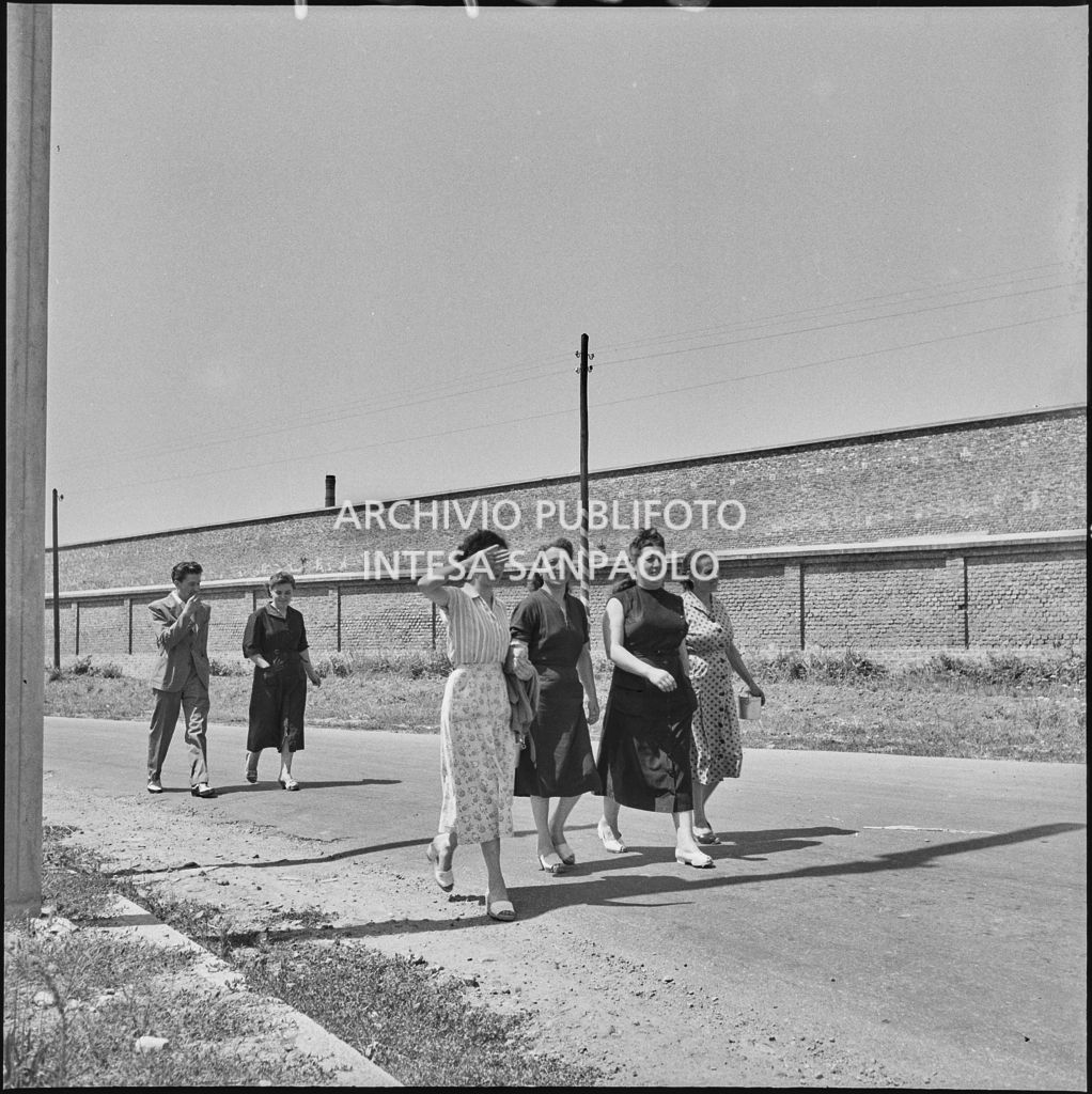 Operai in una strada accanto alla fabbrica<br>222101