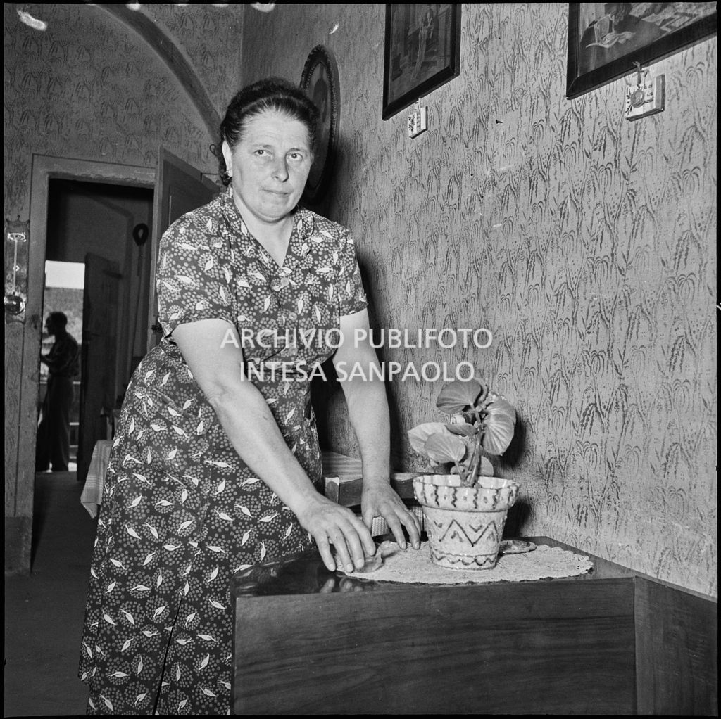 Una donna ripresa in un interno<br>222103