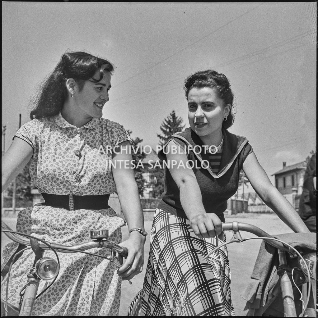 Ritratto di due operaie in bicicletta<br>222104