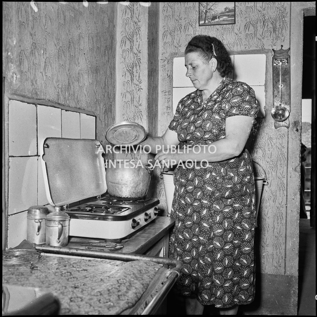 Una donna ripresa mentre cucina<br>222105