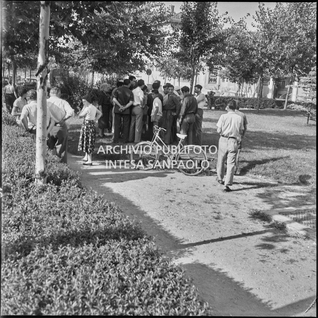 Folla di curiosi sulla scena del delitto in piazzale Gorini a Milano<br>222106