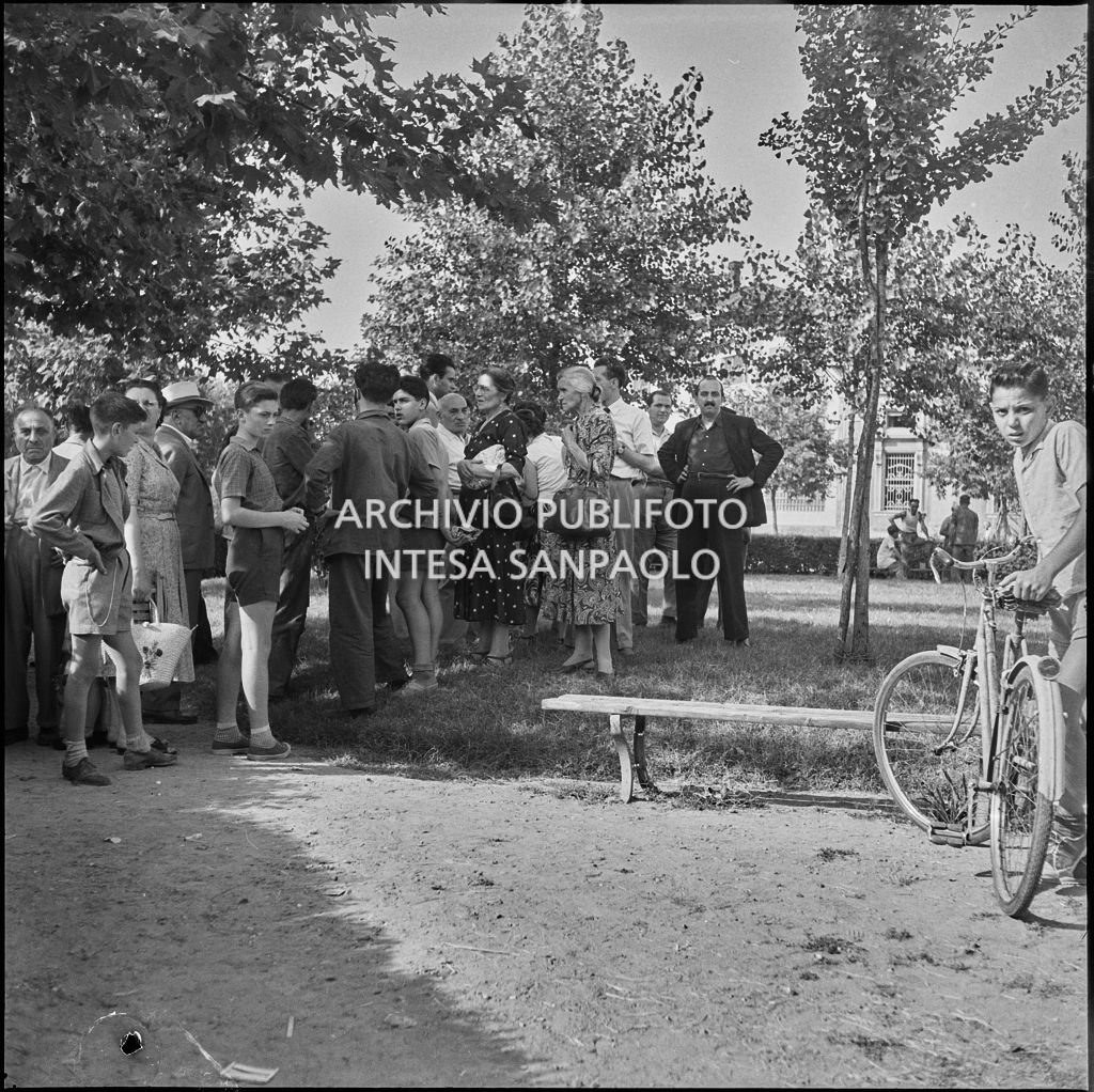 Folla di curiosi sulla scena del delitto in piazzale Gorini a Milano<br>222107