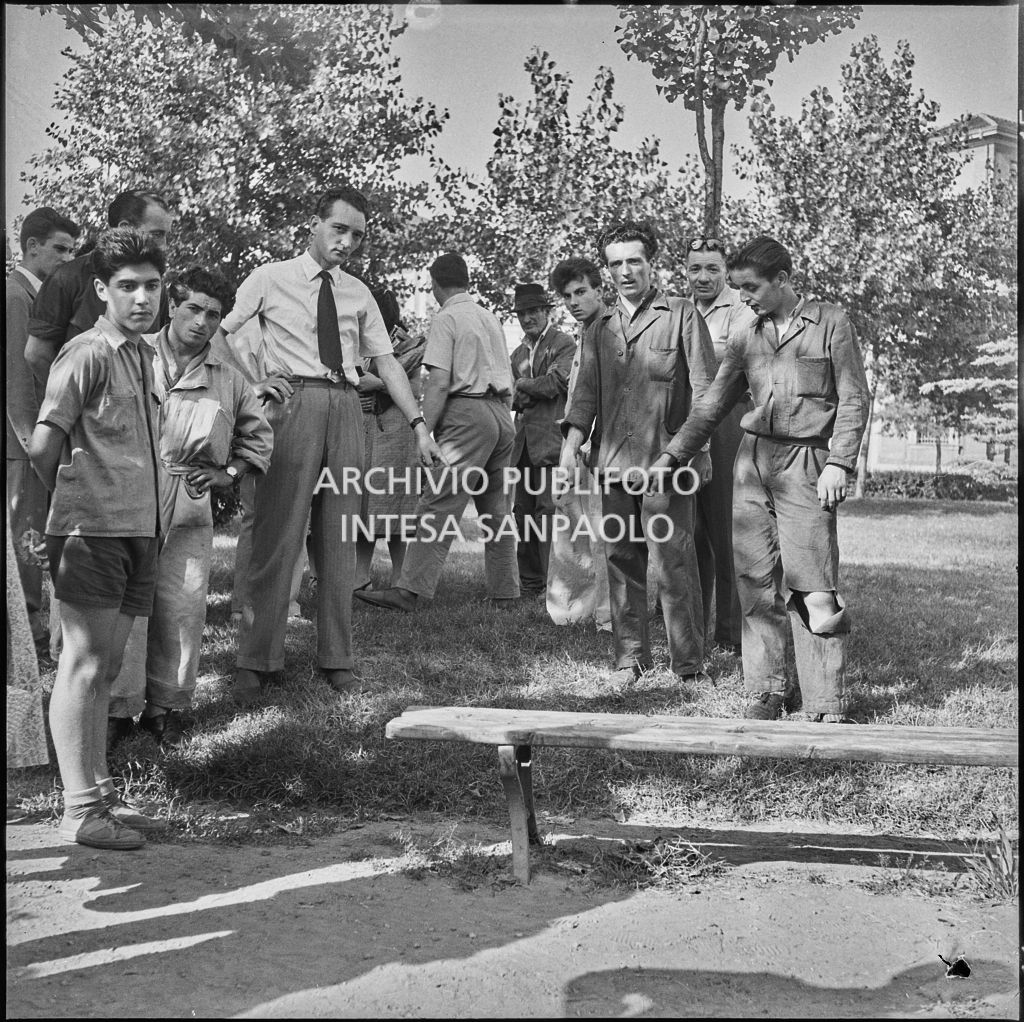 Alcune persone indicano il luogo dell'omicidio avvenuto in piazzale Gorini a Milano<br>222108