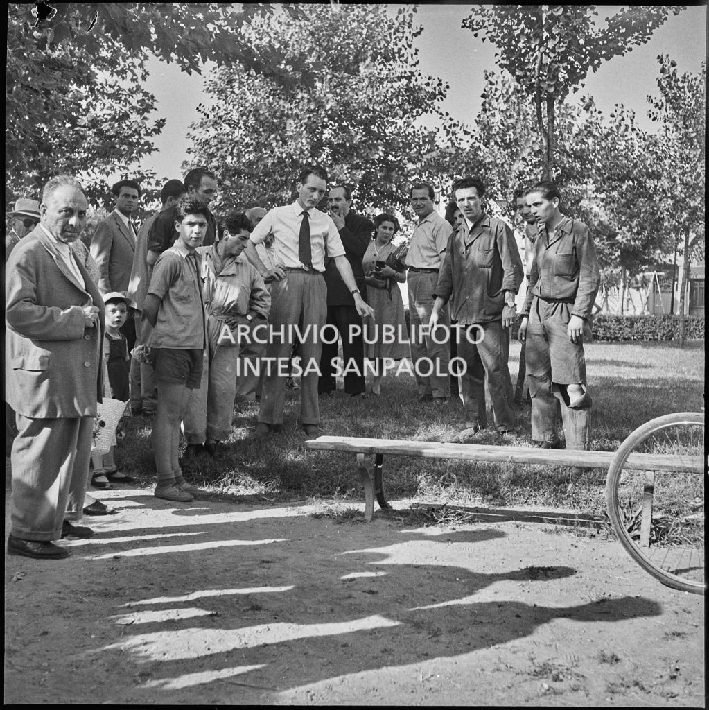 Alcune persone indicano il luogo dell'omicidio avvenuto in piazzale Gorini a Milano<br>222109