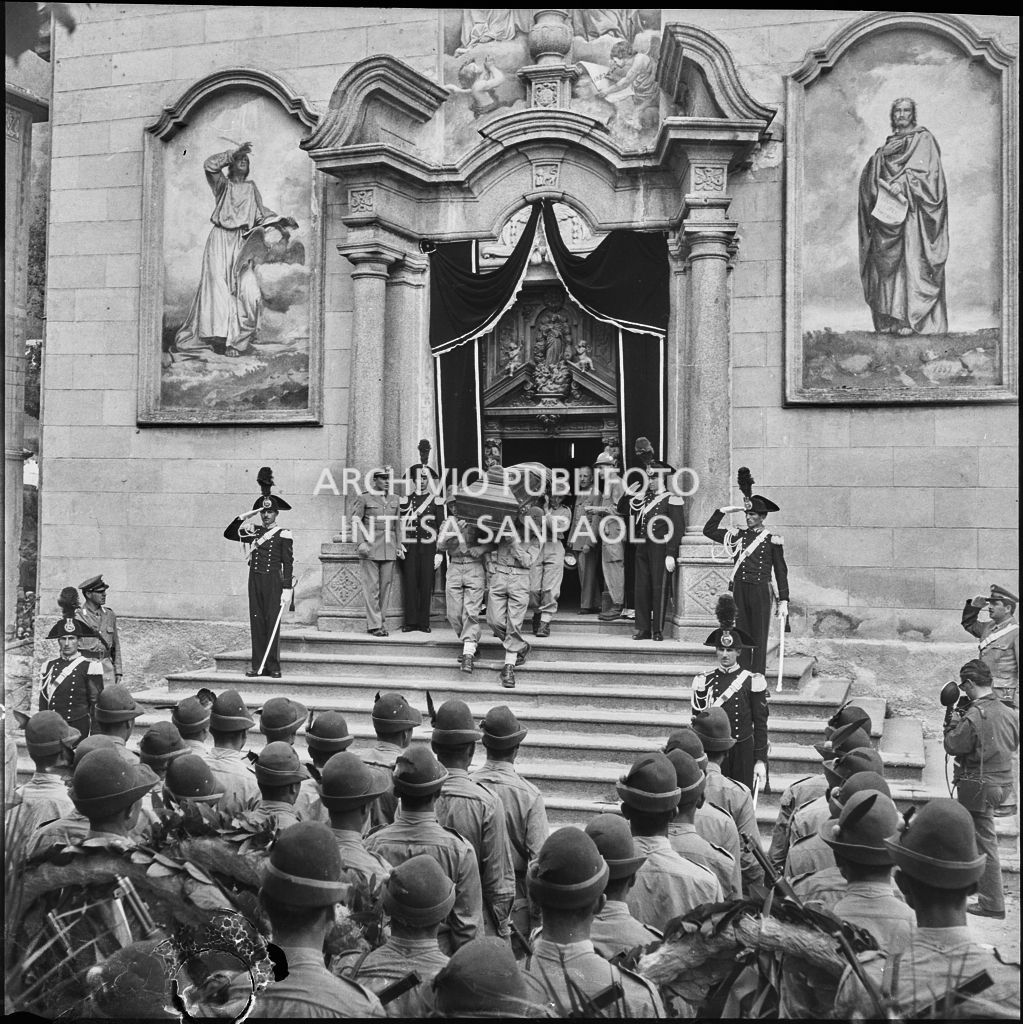 Alcuni Alpini trasportano la bara di un commilitone, morto nella tragedia del passo del Gavia, al termine del funerale nella chiesa della Santissima Trinità di Ponte di Legno<br>222110