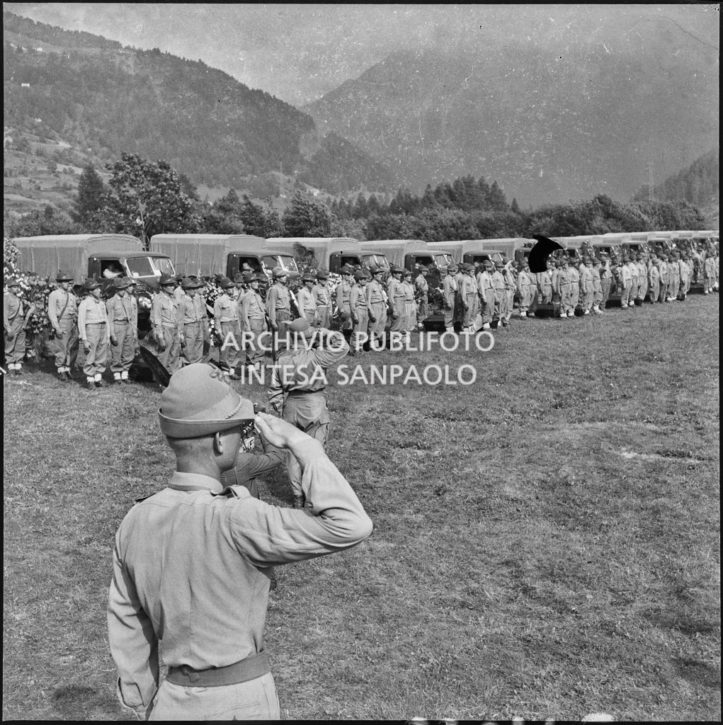 Autocarri dell'esercito pronti per il ritorno a casa delle salme degli Alpini vittime della tragedia del passo del Gavia<br>222112