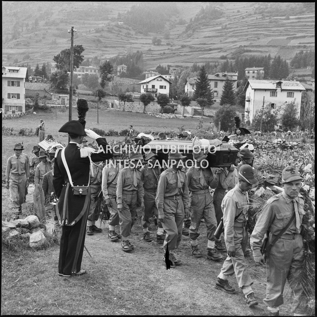 Alcuni Alpini trasportano la bara di un commilitone, morto nella tragedia del passo del Gavia, al termine del funerale a Ponte di Legno<br>222113