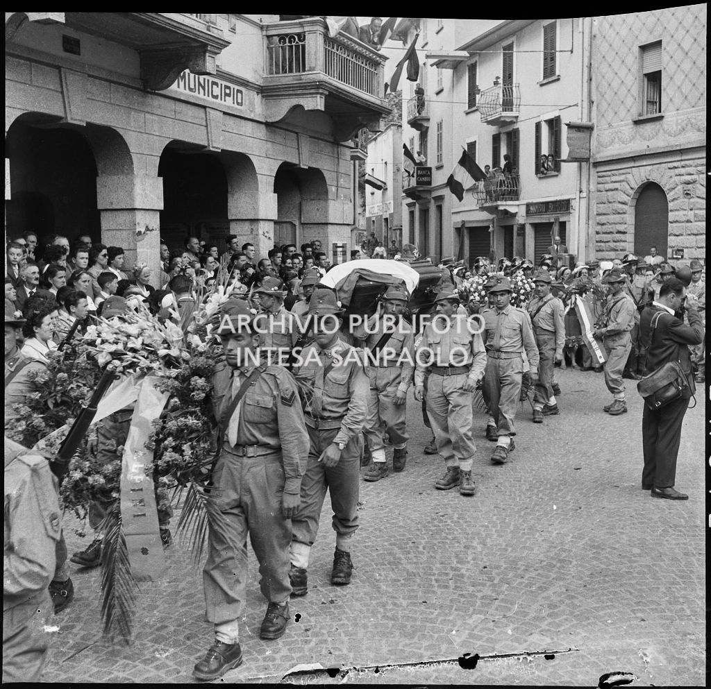 Corteo funebre degli Alpini morti nella tragedia del passo del Gavia per le strade di Ponte di Legno<br>222114