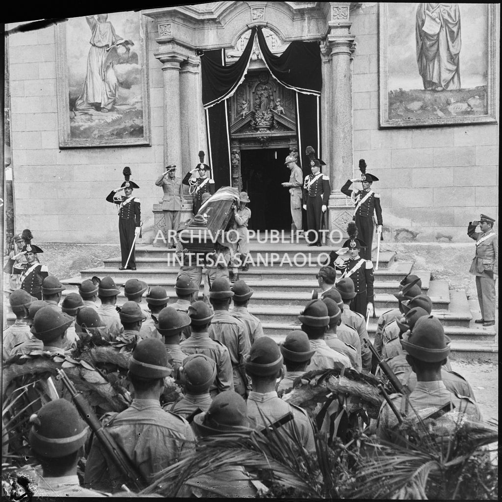 Alcuni Alpini trasportano la bara di un commilitone, morto nella tragedia del passo del Gavia, al termine del funerale nella chiesa della Santissima Trinità di Ponte di Legno<br>222115