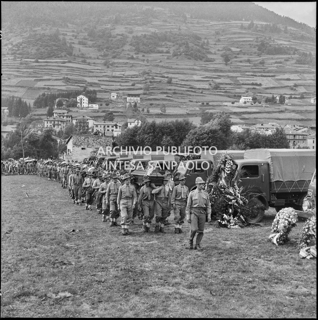 Autocarri dell'esercito pronti per il ritorno a casa delle salme degli Alpini vittime della tragedia del passo del Gavia<br>222116