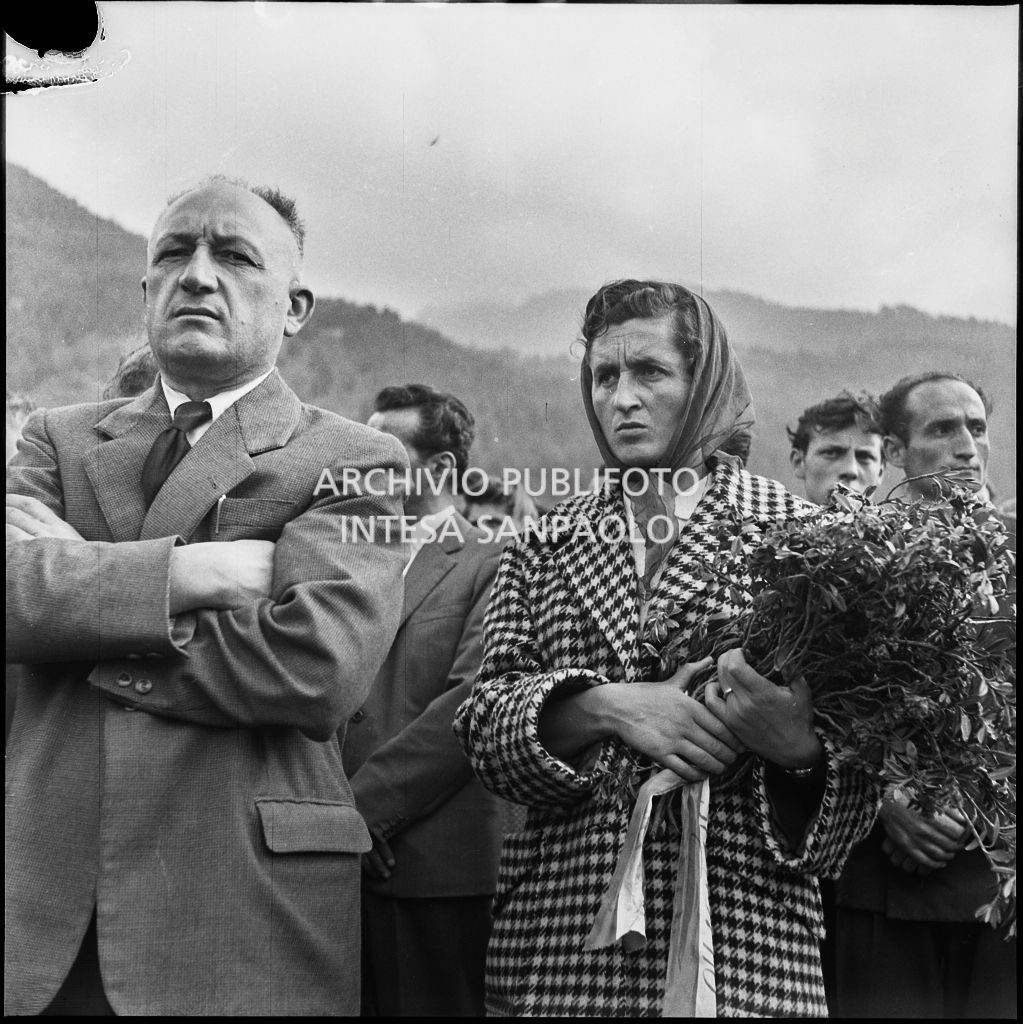 Un uomo e una donna al funerale degli Alpini vittime della tragedia del passo del Gavia<br>222118