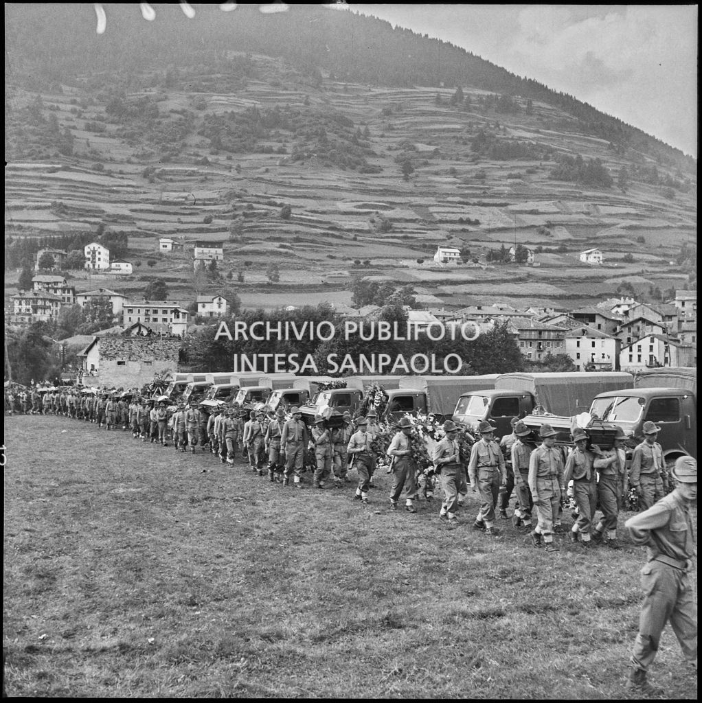 Corteo funebre e autocarri dell'esercito pronti per il ritorno a casa delle salme degli Alpini vittime della tragedia del passo del Gavia<br>222119