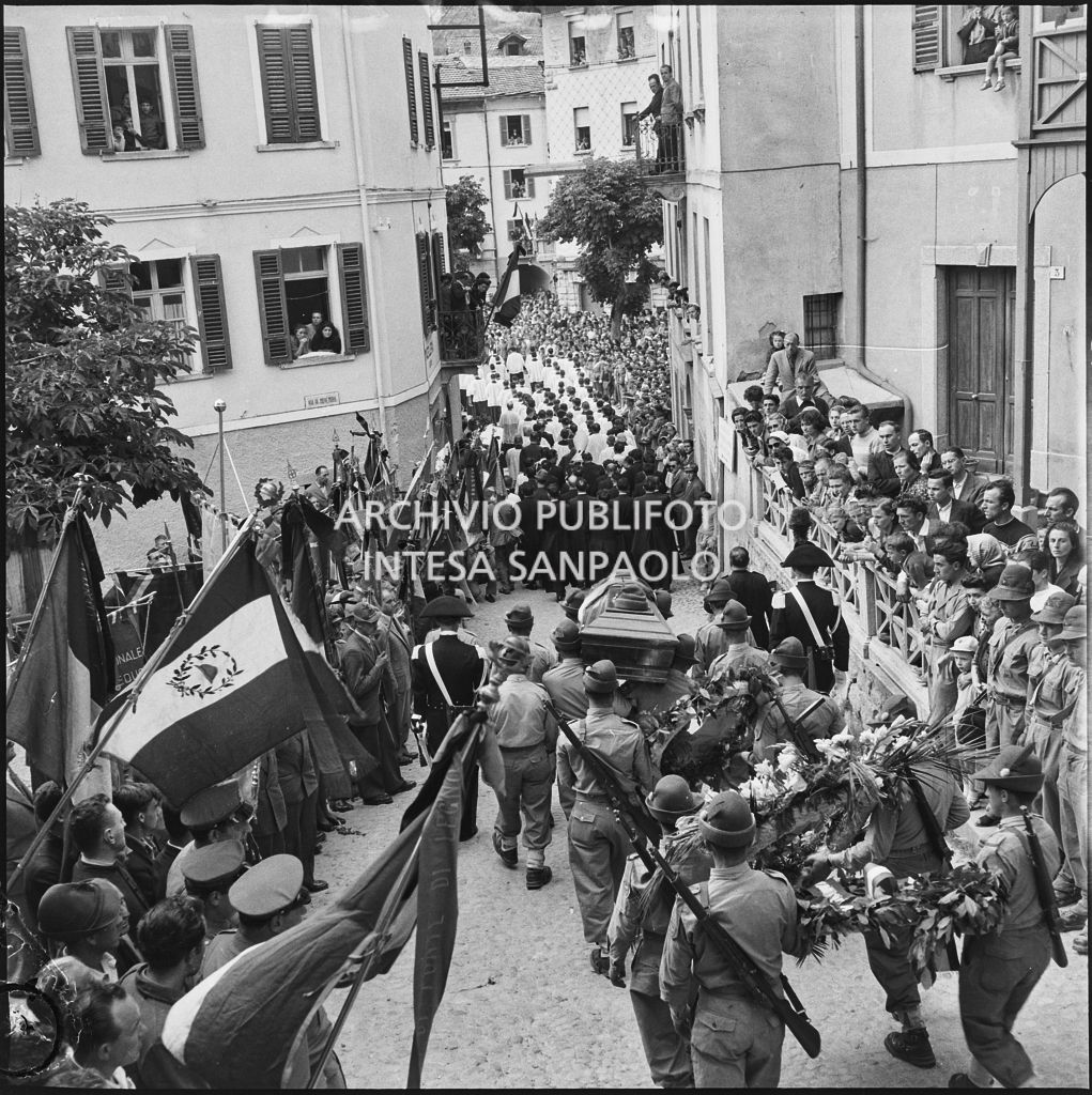 Corteo funebre degli Alpini morti nella tragedia del passo del Gavia per le strade di Ponte di Legno<br>222122