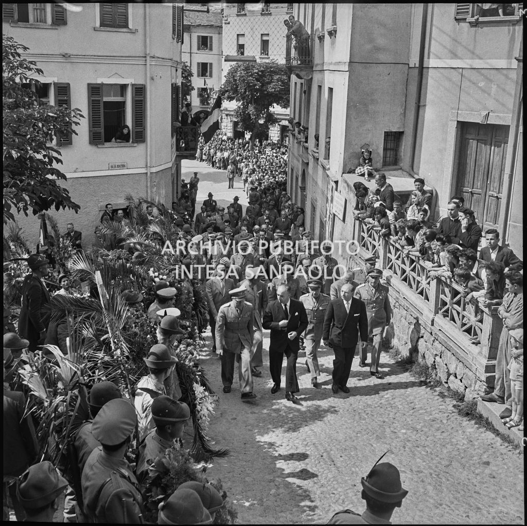 Corteo funebre degli Alpini morti nella tragedia del passo del Gavia per le strade di Ponte di Legno; visibile il ministro della Difesa Paolo Emilio Taviani (secondo da sinistra)<br>222123