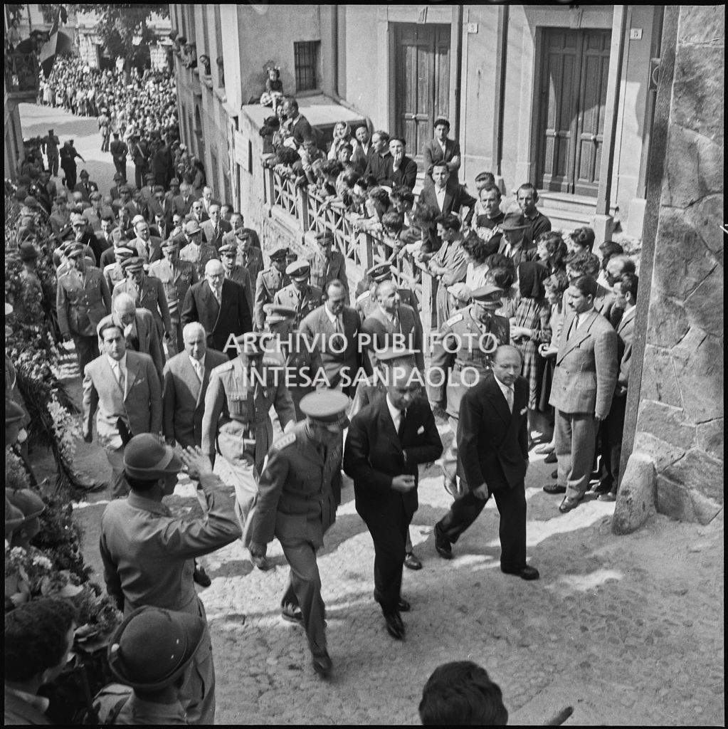 Corteo funebre degli Alpini morti nella tragedia del passo del Gavia per le strade di Ponte di Legno; visibile il ministro della Difesa Paolo Emilio Taviani (al centro)<br>222125