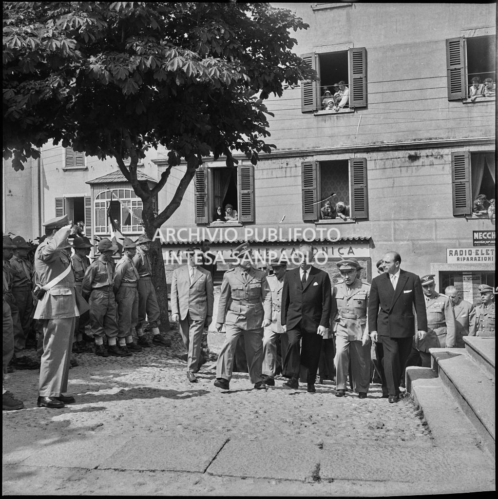 Corteo funebre degli Alpini morti nella tragedia del passo del Gavia per le strade di Ponte di Legno; visibile il ministro della Difesa Paolo Emilio Taviani (secondo da sinistra)<br>222126