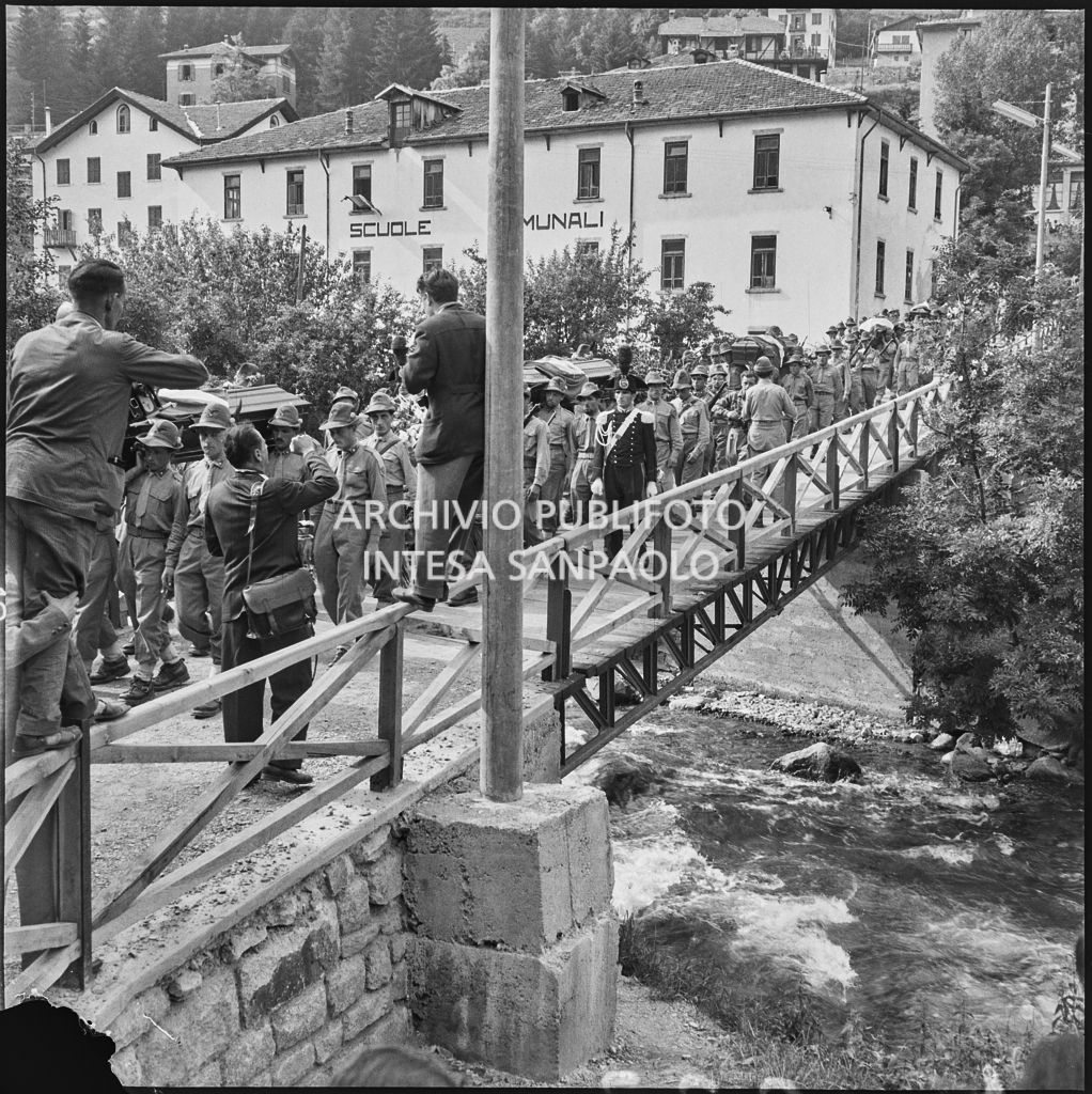 Corteo funebre degli Alpini morti nella tragedia del passo del Gavia per le strade di Ponte di Legno; in primo piano alcuni fotoreporter<br>222131